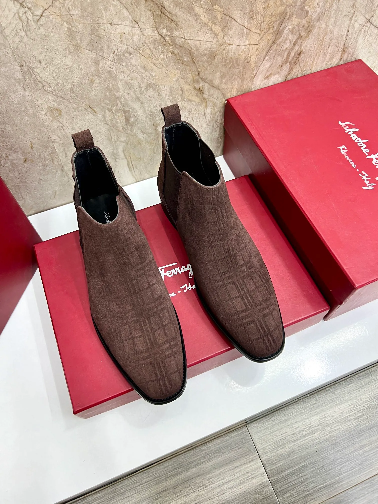 Original order quality: Men's shoes 💰700 Brand: Ferragamo (Ferragamo) One size larger: Men's size 38-44 (45 customized) Grade: Same style as the official website High-end men's shoes Material: Original cowhide, cowhide lining, original outsole Style category: Chelsea men's boots Fashion trend Color: Actual picture